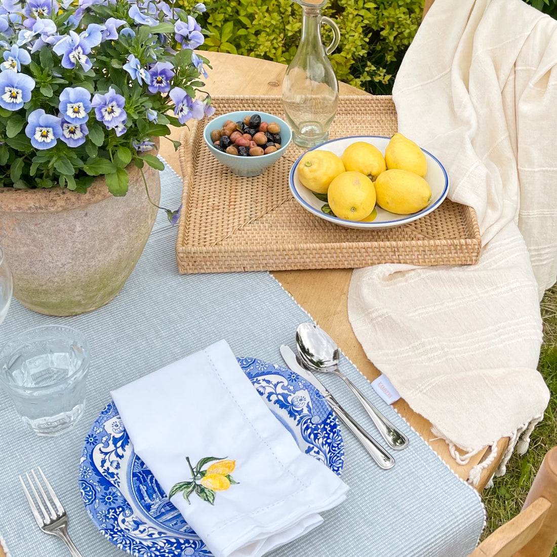How to style an Amalfi inspired table